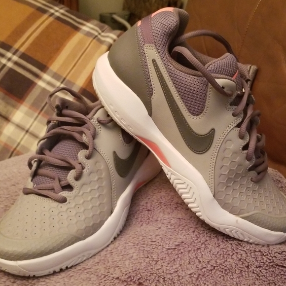 Nike women's Air Zoom Resistance - Picture 4 of 5